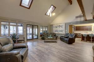 Private and Spacious Lakefront Home in Memphis!