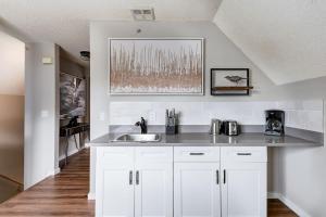 The Perfect Getaway for Exploring Canmore and Banff)