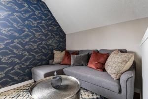 The Perfect Getaway for Exploring Canmore and Banff)