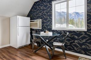The Perfect Getaway for Exploring Canmore and Banff)