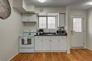 Charming Condo In The Heart Of Canmore