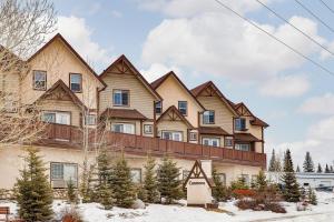 Charming Condo In The Heart Of Canmore