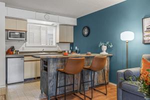 Stylish Getaway in the Heart of Canmore near Banff