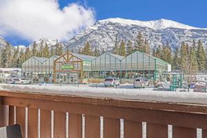 Stylish Getaway in the Heart of Canmore near Banff