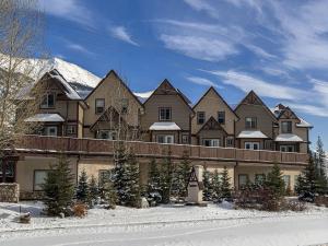 Stylish Getaway in the Heart of Canmore near Banff