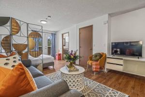 Stylish Getaway in the Heart of Canmore near Banff