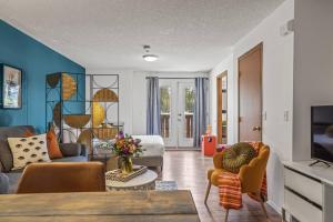 Stylish Getaway in the Heart of Canmore near Banff