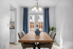 Pool - Free Parking - 2BD 1 Block from the Water