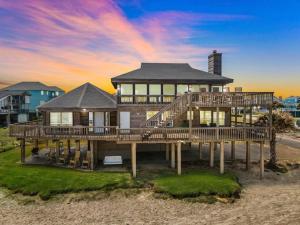 Huge, beachfront house with game room and panoramic ocean views