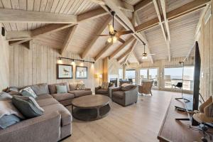 Huge, beachfront house with game room and panoramic ocean views