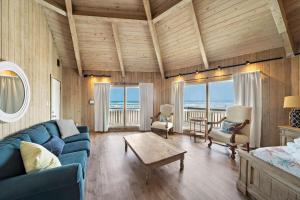 Huge, beachfront house with game room and panoramic ocean views