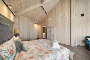 Huge, beachfront house with game room and panoramic ocean views