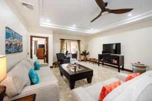 Beachfront Easy Beach access, security & cameras