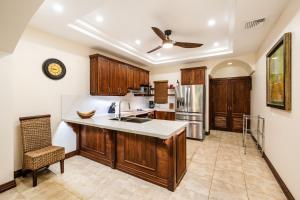 Beachfront Easy Beach access, security & cameras