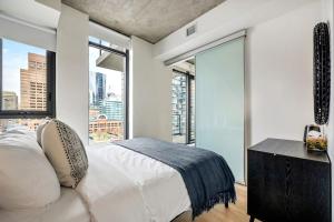 Modern 1BR City Escape with Balcony near DT Calgary