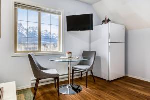 Cozy Mountain View Condo Close to DT Canmore