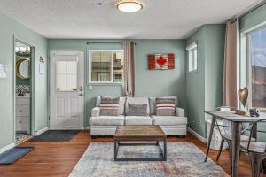 Charming and Stylish renovated Condo near Banff