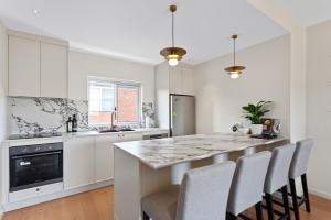 Top Floor Coastal Chic in Maroubra