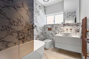 Top Floor Coastal Chic in Maroubra