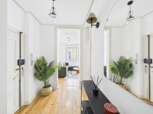 Bright 2BR w Office Space – Alfama Charm | By Airnest