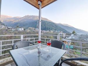 Omavya luxury hotel & cottage -with bonfire , apple orchid ,mountain view , parking