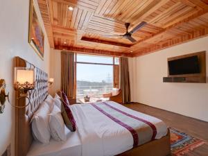 Omavya luxury hotel & cottage -with bonfire , apple orchid ,mountain view , parking