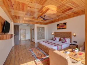 Omavya luxury hotel & cottage -with bonfire , apple orchid ,mountain view , parking