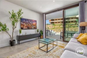 ViVi Homes - Apollo Luxury, Pool, Gym & Beach