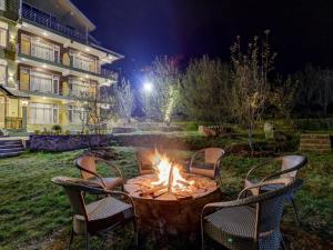 Omavya luxury hotel & cottage -with bonfire , apple orchid ,mountain view , parking