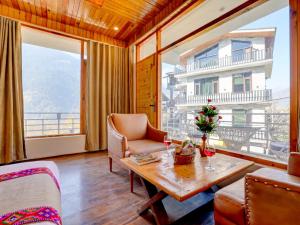 Omavya luxury hotel & cottage -with bonfire , apple orchid ,mountain view , parking