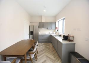 2 Double Bed Spacious House with Free Parking