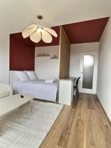 Cozy La Rocade apartment with free parking