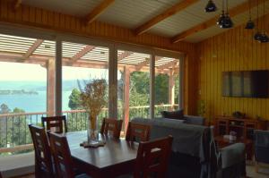 Cabaña con vista al mar y bosque nativo