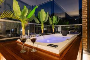 Skyline View, Private Jacuzzi, AC and King Bed