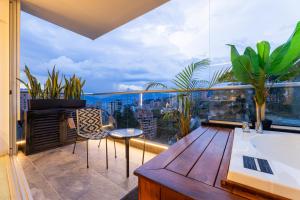 Skyline View, Private Jacuzzi, AC and King Bed