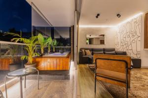 Skyline View, Private Jacuzzi, AC and King Bed