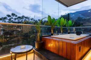 Skyline View, Private Jacuzzi, AC and King Bed