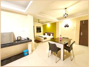 G-Resort-Sea View - Marine Drive, Puri Air-Conditioned Rooms with Balconies, Pool, Restaurant, & Free Wi-Fi - Luxury Hotel Inn