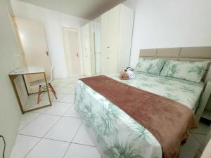 Apartamento próx à Orla Atalaia, com 2 Quartos climatizados