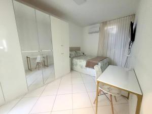 Apartamento próx à Orla Atalaia, com 2 Quartos climatizados