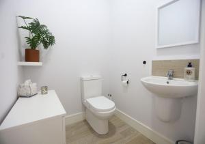 2 Double Bed Spacious House with Free Parking