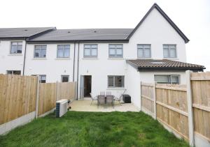 2 Double Bed Spacious House with Free Parking