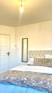 Luxury Spacious Double Room, Mill Hill, London NW7 3BD