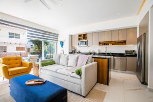 Luxury DVine Stay – Rooftop Pool in Romantic Zone