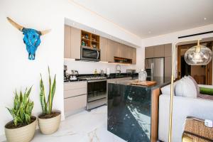 Luxury DVine Stay – Rooftop Pool in Romantic Zone