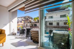 Luxury DVine Stay – Rooftop Pool in Romantic Zone