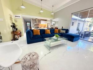 Spacious house for 11 Guests near Canal Walk Mall