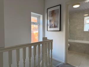 Modern 8 Guest Getaway - Large Kitchen & Lounge