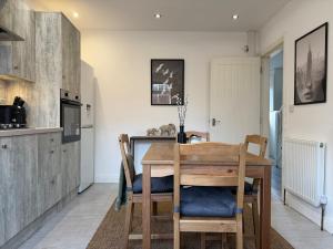 Modern 8 Guest Getaway - Large Kitchen & Lounge