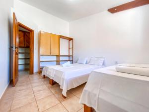 Flat com 1 quarto com ar split, sala e cozinha completa, No condomínio Portal do Atlântico a 100m praia de Taperapuã (Barraca do Gaúcho) , portaria 24hrs, piscina.